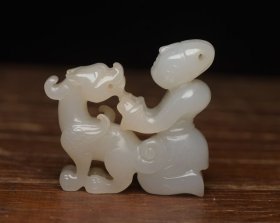 和田玉童子训兽 1 规格: 5.3×5.0×1.6厘米，重 53克