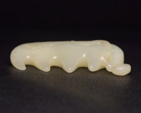 和田玉笔架
规格:8.6*3.7*1.7厘米 重 67克