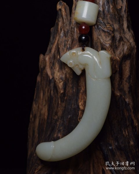 和田玉祖
规格:14*5.6*1.6厘米   重 117克