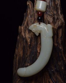 和田玉祖
规格:14*5.6*1.6厘米 重 117克