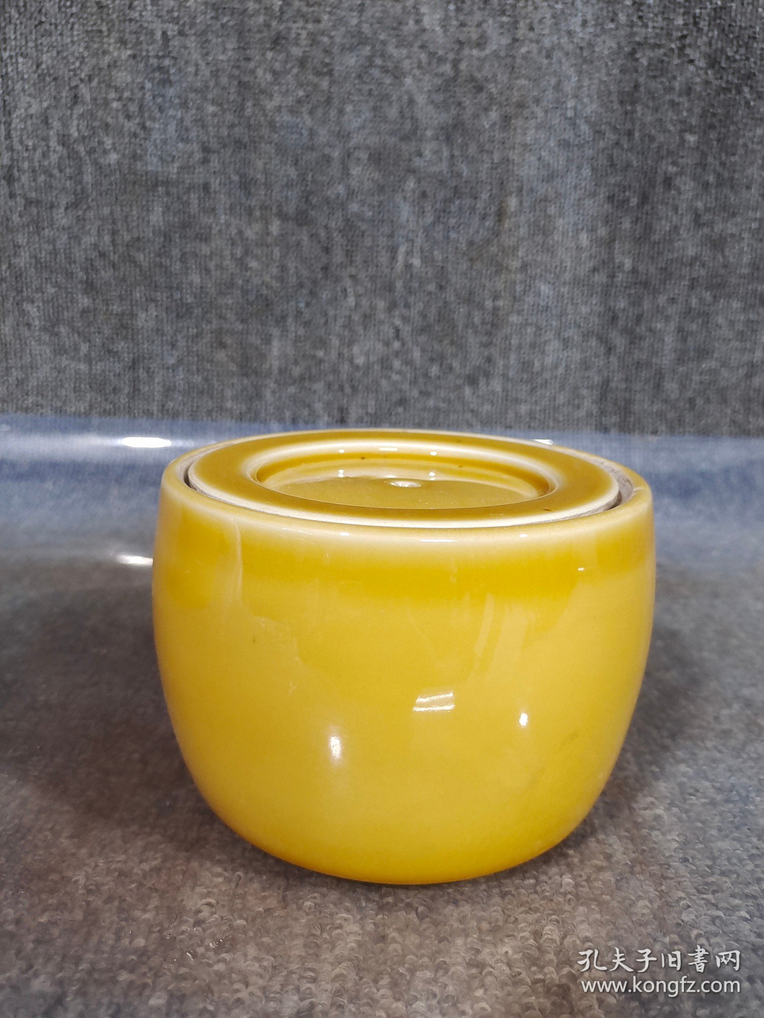黄釉盖罐一对
口径13cm
高度9.5cm