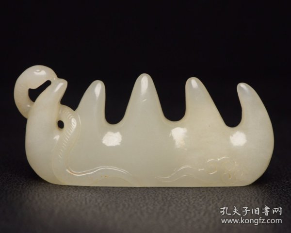 和田玉笔架
规格:8.6*3.7*1.7厘米   重 67克