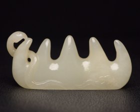 和田玉笔架
规格:8.6*3.7*1.7厘米 重 67克