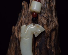 和田玉祖
规格:14*5.6*1.6厘米 重 117克