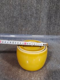 黄釉盖罐一对
口径13cm
高度9.5cm