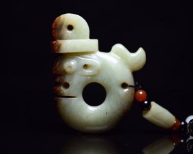 和田玉猪龙
规格:8×6.6×2.3厘米，重量:166克