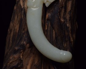 和田玉祖
规格:14*5.6*1.6厘米 重 117克