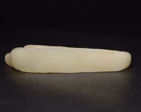 和田玉笔架
规格:8.6*3.7*1.7厘米 重 67克