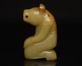 和田玉兽 规格: 5.3×3.6×1.9厘米，重 62克。