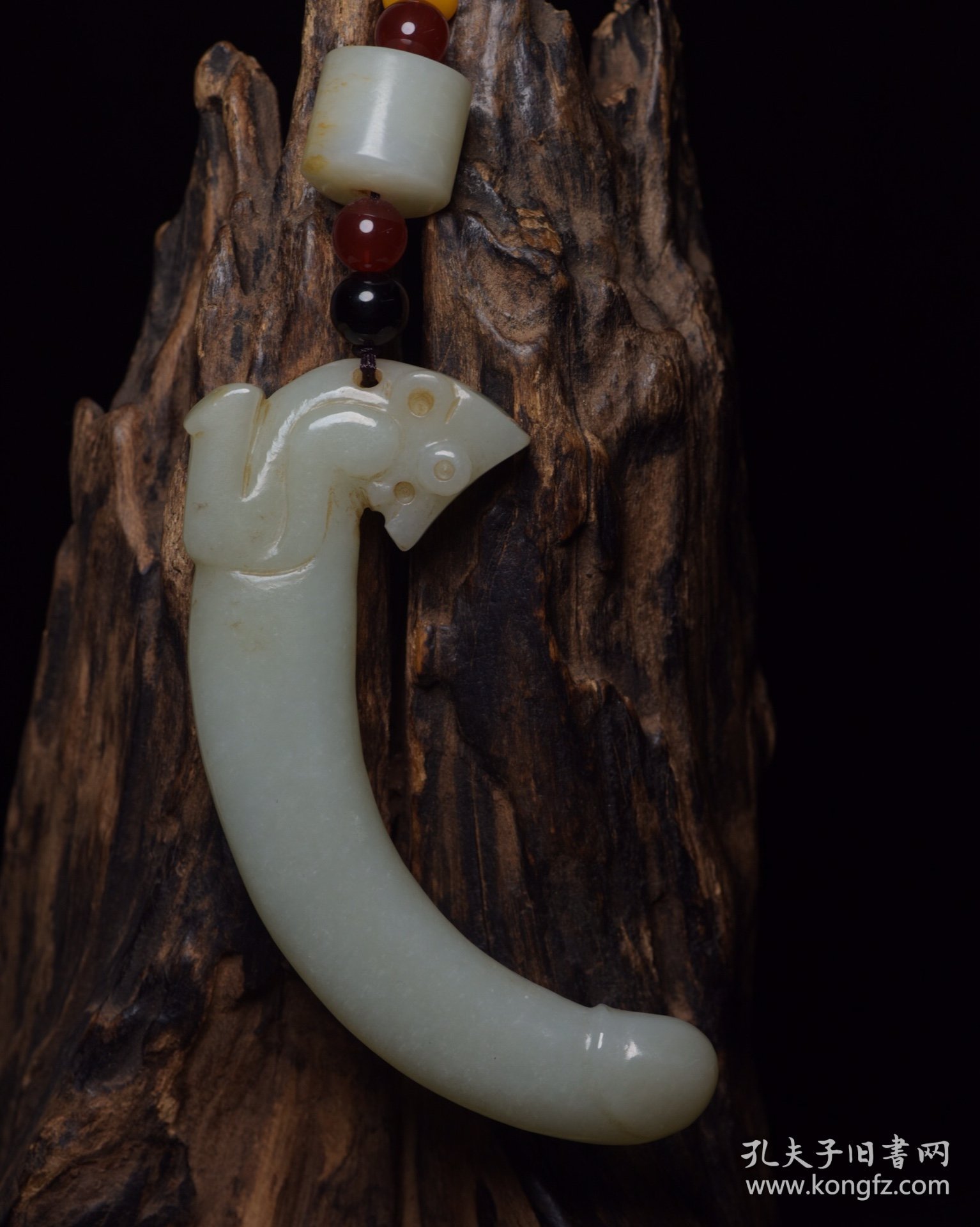 和田玉祖
规格:14*5.6*1.6厘米   重 117克