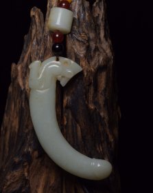 和田玉祖
规格:14*5.6*1.6厘米 重 117克