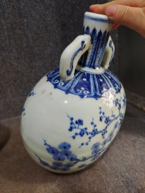 青花扁瓶一对
口径20cm
高度27cm