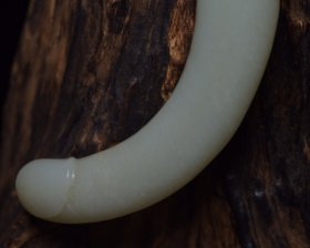 和田玉祖
规格:14*5.6*1.6厘米 重 117克