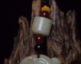 和田玉祖
规格:14*5.6*1.6厘米 重 117克