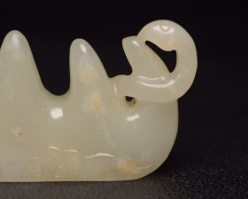 和田玉笔架
规格:8.6*3.7*1.7厘米 重 67克