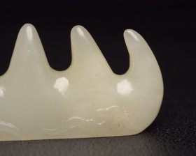 和田玉笔架
规格:8.6*3.7*1.7厘米 重 67克