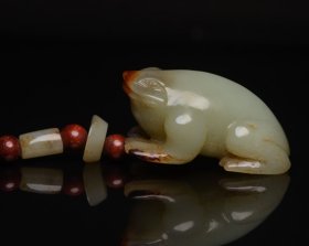 和田玉青蛙，呱呱来财 规格: 5.1×3.2×2.3厘米，重 71克。