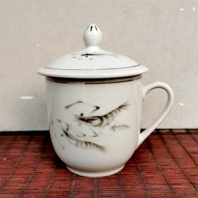 一拍堂 70年代胜利杯醴陵中国界牌墨彩虾戏茶杯古玩收藏真品567瓷器盖杯