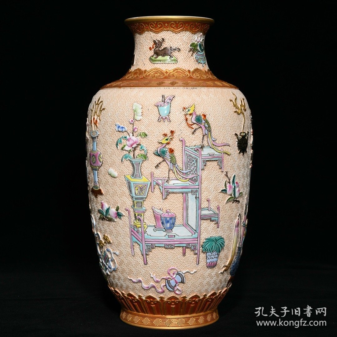 乾隆官窑粉彩浮雕鎏金博古花卉纹灯笼瓶