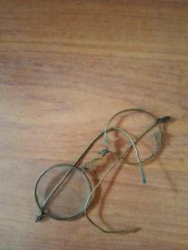 清代金丝眼镜架（花镜，存一个镜片）+完整的眼镜盒合售