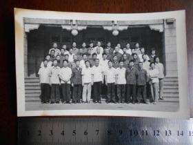 老照片，80年代【全国制药企业安全检查汇报会合影（昆明）】【全国制药工业安全会全体代表合影】赠送一张没有标题的照片