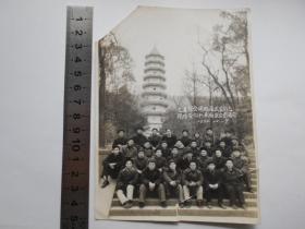 老照片【1956年，交通部全国船厂武装自己现场会议代表南京灵谷寺合影】