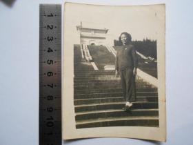 老照片【1951年10月14日，女青年在南京中山陵】看不到几个游客