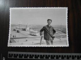 老照片：七八十年代南京大学教授包浩生在南京长江大桥上留影1张