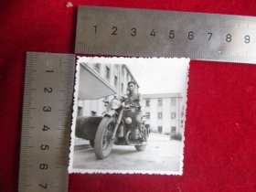 云南老照片系列，七八十年代，男子骑三轮摩托车他照片