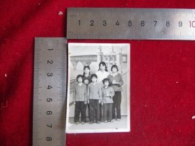 云南老照片系列，六七十年代，大小女人六人手捧红宝书，胸前佩戴毛主席像章合影照片