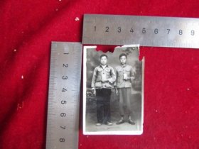 云南老照片系列，六七十年代，两男子手捧红宝书合影照片