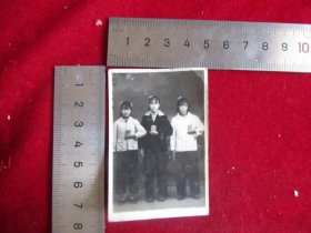 云南老照片系列，六七十年代，三美女手捧红宝书合影照片