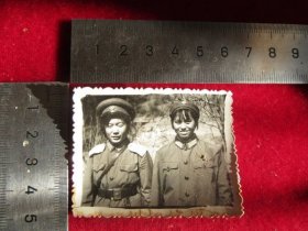 云南老照片系列，五六十年代，两个女解放军老照片