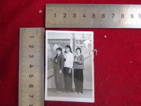 云南老照片系列，六七十年代，三女子佩戴大毛主席像章，手捧红宝书照片1