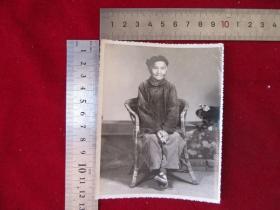 五六十年代云南三寸金莲老奶奶坐在椅子上照片，较具时代特色