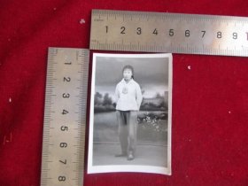 云南老照片系列，六七十年代，女孩佩戴毛主席像章照片