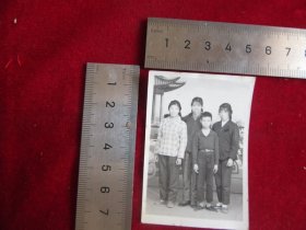云南老照片系列，五六十年代三女一小孩合影照片