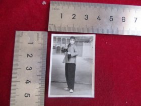 云南老照片系列，六七十年代，女子手握辫子照片