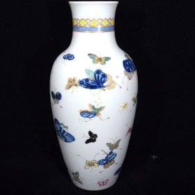 清乾隆青花花蝶纹瓶35×16厘米，￥3450