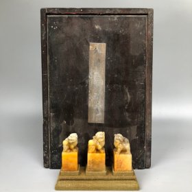 旧藏木盒装藏寿山石田黄雕瑞兽钮印章一套；印章尺寸分别为:3.1×3.1×6.8厘米、2.9×2.9×6.5厘米、2.7×2.6×6.5厘米；印章净总重276克；价格4680元
