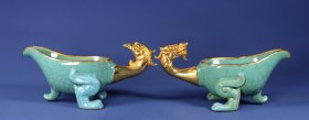 旧藏精品纯手工打造铜鎏金镶老瓷器龙头杯一对
高9厘米，长20厘米，宽10厘米，单个重612克
特价2400元