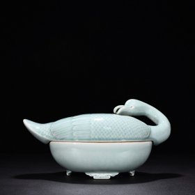 清乾隆仿生瓷粉青釉鸭形食盒 高19厘米 宽34厘米 1365元