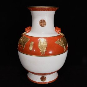清乾隆矾红鎏金五牛图纹兽头瓶46×33厘米，￥3150