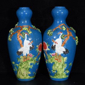 清乾隆单色釉浮雕松鹤延年纹蒜头瓶，22.5×10厘米，￥1200一对