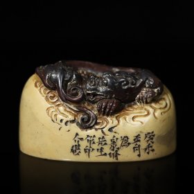 旧藏寿山石巧雕百财白菜手抓件；原石原色；石质细腻；长9厘米宽6厘米；重200克；价格540元