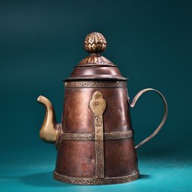 旧藏  收纯铜酥油茶壶一把
品相保存完好  纯手工打造
重690克  高13厘米  宽19厘米
440元
003881