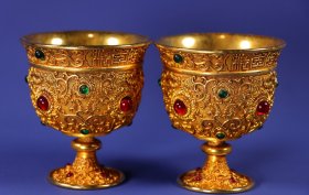 旧藏精品纯手工打造铜鎏真金高浮雕錾刻镶嵌宝石高脚杯一对
高9厘米，口直径8厘米，单个重400克
特价1400元