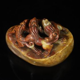 珍藏寿山石原石团螭虎龙钮随形印章；长10厘米宽6厘米高8.8厘米；重594克；价格900元；