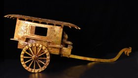 旧藏精品纯手工打造铜鎏真金马拉车一套
高29厘米，长90厘米，宽31厘米，重13170克
特价10000元.