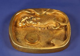 旧藏精品纯手工打造铜鎏真金砚台
高2厘米，长14厘米，宽12厘米，重870克
特价1200元